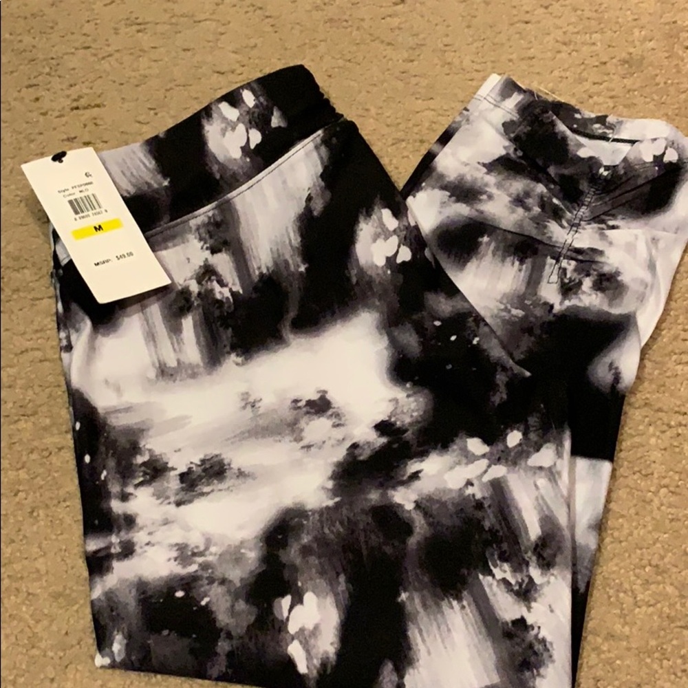 NWT Calvin Klein Capris. Size medium
